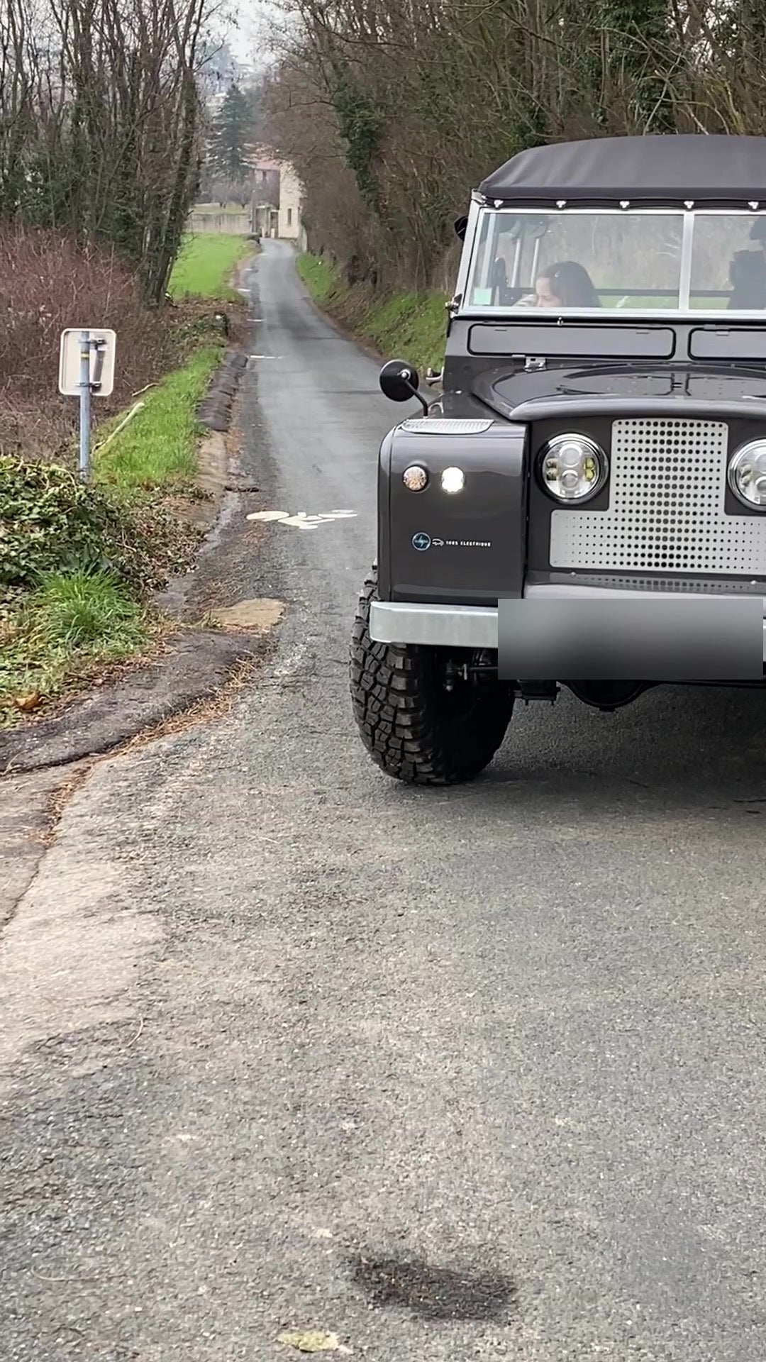 Land Rover Series III anthracite électrique Bymoss — retrofit 37 kWh homologué CNRV, route de campagne France