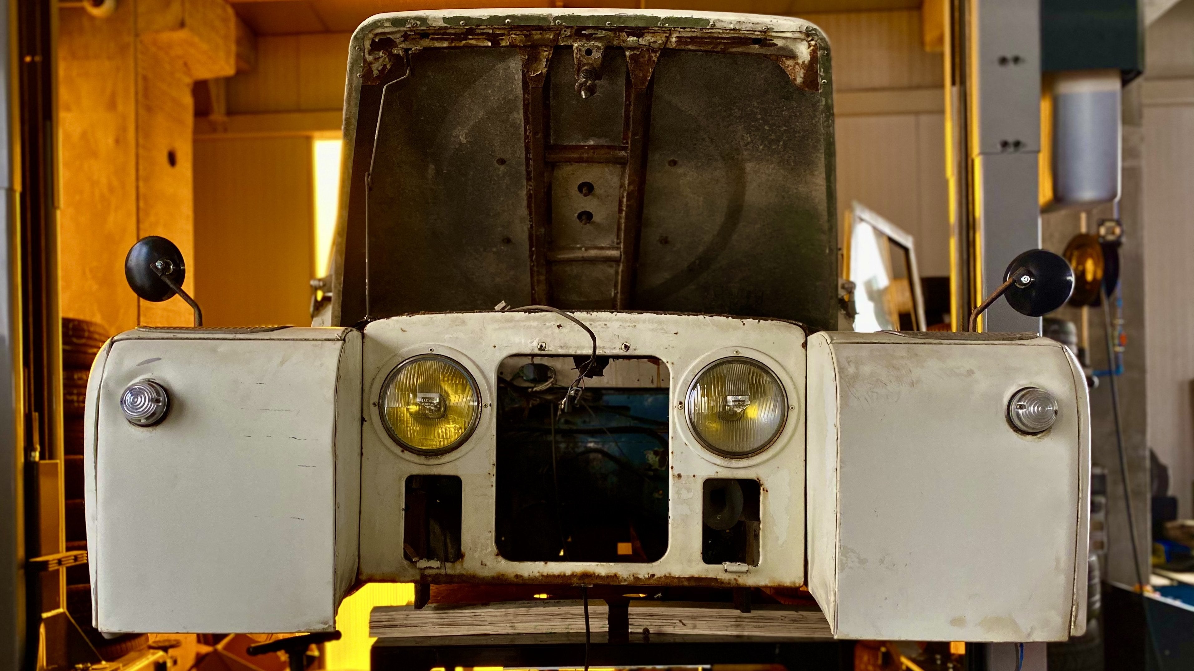 Land Rover Series III avant retrofit électrique Bymoss — capot ouvert atelier Lyon, 48 000 € TTC