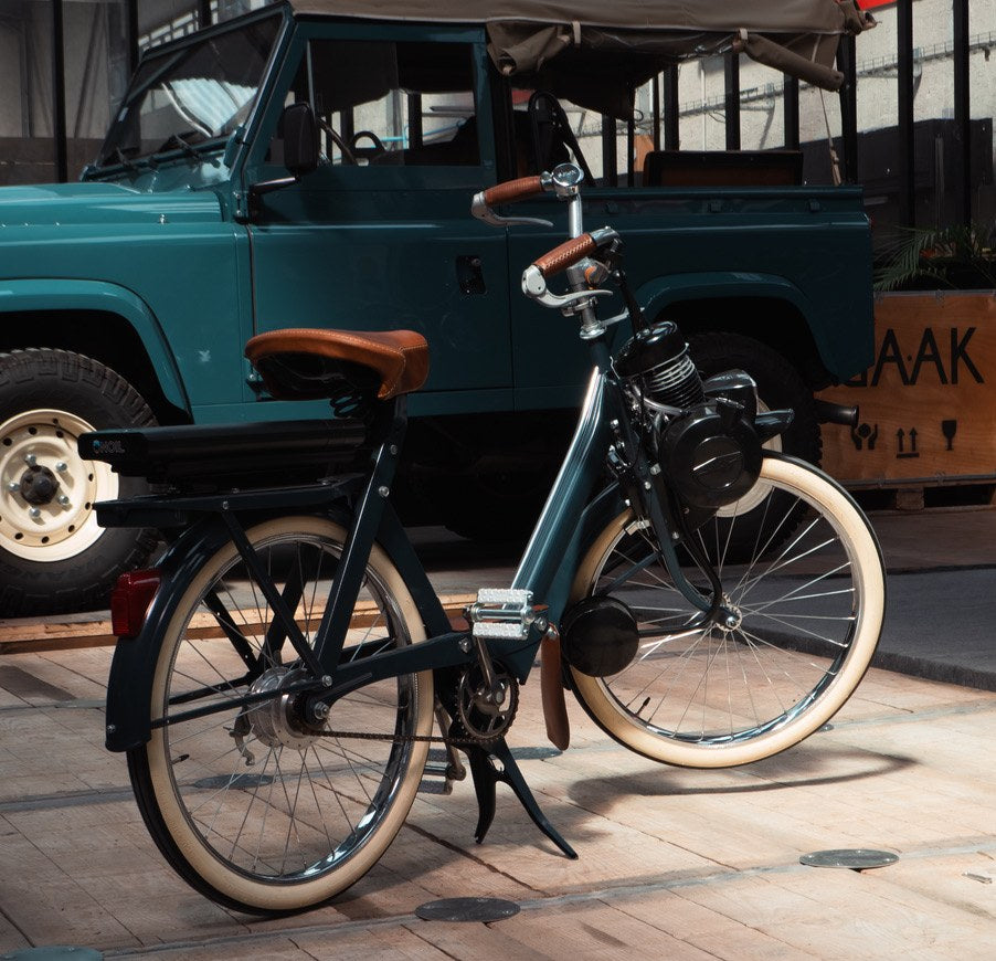 Solex 3800 électrique bleu Noil × Bymoss devant Land Rover Defender