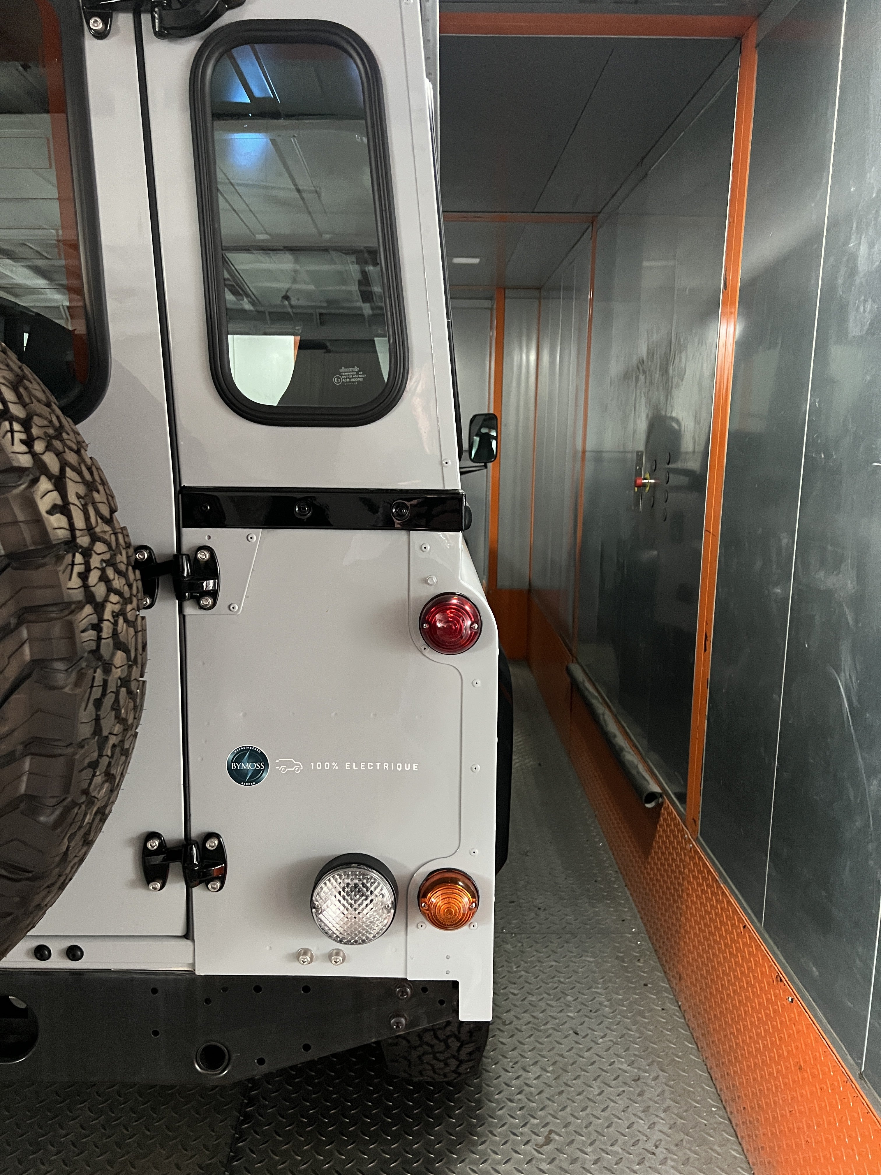 Land Rover Defender électrique Bymoss — feux arrières « 100% ÉLECTRIQUE »
