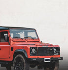 Land Rover Defender électrique Bymoss — orange avec badge Reengineered Reborn