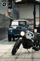 Land Rover Series bleu atelier Bymoss Lyon — conversion électrique artisanale homologuée